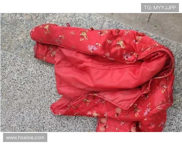 11年我去姑姑家借学费，回来时只带回旧棉袄，妈妈打开后羞愧万分